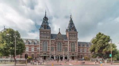 Rijksmuseum 'dan Hiperlapse, Amsterdam' daki müze meydanında ünlü bir turistik mekan. Hollanda Ulusal Müzesi, Hollanda sanat ve tarih zaman dilimine adanmıştır. Girişte yürüyen insanlar.