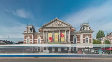 Amsterdam 'daki Kraliyet Konser Salonu' nun hiperlapası, neoklasik tarzda inşa edilmiş. Akustiğiyle ünlüdür. Tramvaylı ve bulutlu sokak trafiği. Amsterdam, Hollanda