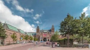Rijksmuseum 'dan Hiperlapse, Amsterdam' daki müze meydanında ünlü bir turistik mekan. Hollanda Ulusal Müzesi, Hollanda sanat ve tarih zaman çizelgesine adanmıştır. Bir yolda yürüyen insanlar