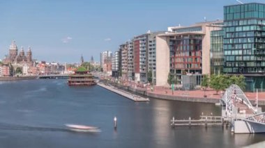 Sudaki pagoda biçiminde bir Çin restoranının hava manzarası, tarihi şehir merkezi binaları ve modern mimari zaman aralığının zeminine göre ayarlanmış. Amsterdam, Hollanda