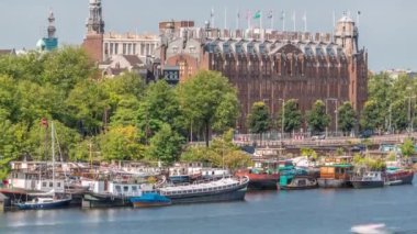 Amsterdam ufuk çizgisi Oosterdok limanındaki teknelerle Scheepvaarthuis hava zaman çizelgesi. Amsterdam Centraal İstasyonu yakınlarındaki geleneksel Hollanda mimarisi. Amsterdam, Hollanda