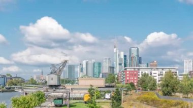 Frankfurt 'un ana demiryolu köprüsü Flosserbrucke' sinin finans bölgesi gökdelenlerine karşı süratli bulutlu bir günde gökdelenler yükseliyor. Frankfurt, Almanya, Avrupa 'nın mali merkezi