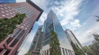 Hiperlapse, Frankfurts Innenstadt bölgesindeki cam gökdelenlere bakıyor. Yüksek modern mimari, bulutları ufuk çizgisi boyunca yansıtır. Frankfurt am Main, Almanya.