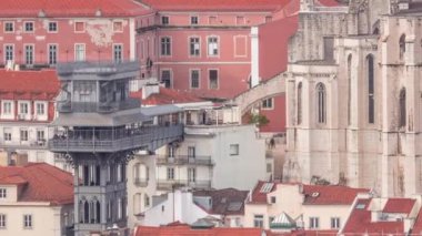 Lizbon 'un yukarıdaki zamanından: Santa Justa Lift ile Barrio Alto bölgesi, Carmo Lift ve Convento da Ordem do Carmo, tarihi kilise. Sabahları yukarıdan bak. Portekiz
