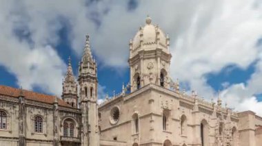 Mosteiro dos Jeronimos, Lizbon, Portekiz 'in Belem bölgesinde bulunan hiperhızlandırılmış zaman dilimi. Manueline tarzı Portekizce geç dönem Gotik. Mavi gökyüzünde bulutlar