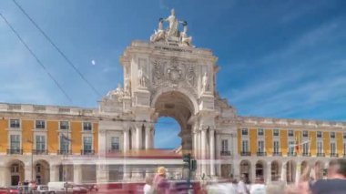 Rua Augusta Arco da Rua Augusta, Comercio Praca do 'da son sürat ilerliyor. Lizbon, Portekiz, Avrupa 'da süslemeleri ve eski turistik manzaralı tarihi taş anıt.
