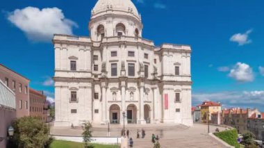 Ulusal Pantheon hava zaman tünelinin ana cephesi Lizbon şehir merkezinde 17. yüzyıldan kalma bir anıt olan Santa Engracia Kilisesi. Mavi gökyüzündeki bulutlar. Portekiz.