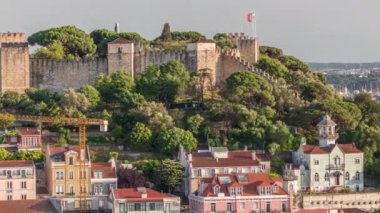 Portekiz 'in başkenti Lizbon' a tepeden bakan Castelo de Sao Jorge ya da St. Georges Kalesi 'nin hava zaman çizelgesi. Gün batımından önce Miradouro da Senhora do Monte 'ye bakın.