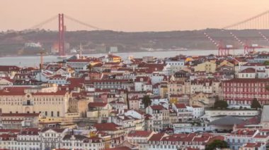 25 Nisan 'da Tagus Nehri ve Köprüsü veya Portekiz' in Lizbon şehrinde bulunan Orange Roofs 'un üzerindeki 25. Gün batımında Miradouro da Senhora do Monte 'den panoramik manzara