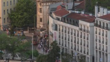 Lizbon, Portekiz 'deki Martim Moniz Meydanı' nın hava görüntüsü. Sokakta ve trafikte eski bir tramvay durağı. Günbatımında tarihi mimari tarafından çerçevelenen hareketli bir kültür ve çeşitlilik merkezi.