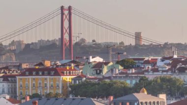 25 Nisan 'da Tagus Nehri ve Köprüsü veya Portekiz' in Lizbon şehrinde bulunan Orange Roofs 'un üzerindeki 25. Gün batımında Miradouro do o Monte Agudo 'dan panoramik manzara