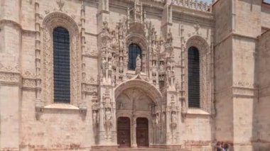 Mosteiro dos Jeronimos 'un giriş kapıları, Lizbon, Portekiz' in Belem bölgesinin zaman diliminde yer almaktadır. Manueline tarzı Portekizce geç dönem Gotik. Mavi gökyüzünde bulutlar