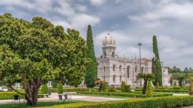 Mosteiro dos Jeronimos ve bahçede çimenliği olan yeşil ağaçlar, Lizbon, Portekiz 'in Belem bölgesinin zaman diliminde yer almaktadır. Manueline tarzı Portekizce geç dönem Gotik. Mavi gökyüzünde bulutlar