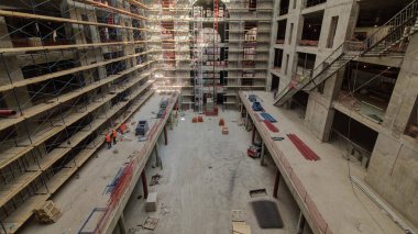 Panorama, bina zemininde inşaat malzemesi, iskelesi ve aletleri olan inşaat malzemelerini gösteriyor. İnşaat devam ediyor. İç çalışmalar devam ediyor.