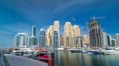 İskeleden Dubai Marina 'nın yatlı görüntüsü. İş şehrinin Dubai 'deki liman bölgesinde aşırı hızlanma zamanı, BAE