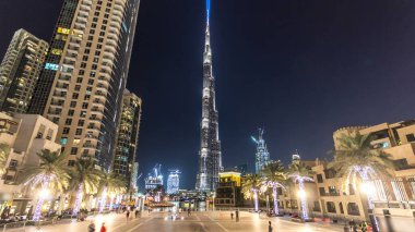 Dubai şehir merkezinde ve Burj Halife göl kıyısında, Dubai, BAE 'de fıskiye ve köprüsü olan bir hiperhıza sahip. Burj Halife dünyanın en yüksek binasıdır. Şeyh Zayed Yolu, Birleşik Arap Emirlikleri 'nde yer alıyor..