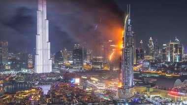 Dubai Burj Halife yakınlarındaki The Address Hotel 'de 1 Ocak 2016' da havai fişek kutlamaları öncesinde Dubai, BAE 'de büyük bir yangın meydana geldi. Yukarıdan görüntüle