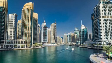 Dubai Marina Kanalı 'nın yatları ve modern kuleleri Dubai Köprüsü' ndeki köprüden yansıyan yeşil suya yansıyor. Yapay kanallı bölge