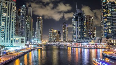 Dubai Marina, yatları ve Dubai 'deki köprüden restoranları olan modern kuleleri olan, Birleşik Arap Emirlikleri' nde gece hipervanesi olan bir yer. Dubai Marina, Dubai 'de bir şehirdir..