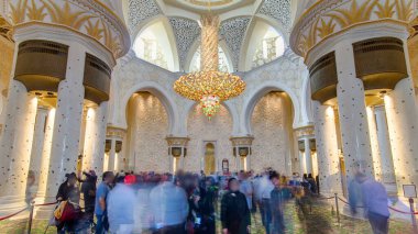 Şeyh Zayed Büyük Cami 'nin muhteşem iç mekanı Abu Dabi' de kalabalıkla dolup taşıyor. BAE 'nin en büyük camii ve dünyanın en büyük sekizinci camii..