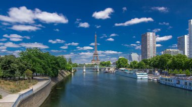 Paris, Fransa 'daki Grenelle Köprüsü' nden Seine Timelapse nehrindeki Eyfel kulesi. Kuğular adası ve nehir üzerinde gemi güneşli yaz gününde yukarıdan hava manzarası