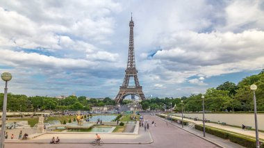 Trocadero Meydanı 'ndaki fıskiyeler. Arka planda Eyfel Kulesi var. Trocadero ve Eyfel Kulesi Paris 'in en çok ziyaret edilen yerleridir. Yaz gününde bulutlu bir gökyüzü