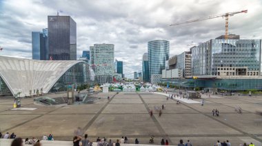 Paris 'te yüksek binalar ve kongre merkezleri olan yüksek hızlı modern iş ve finans bölgelerinin savunma zaman çizelgeleri. Yukarıdan bak. Yaz gününde bulutlu bir gökyüzü