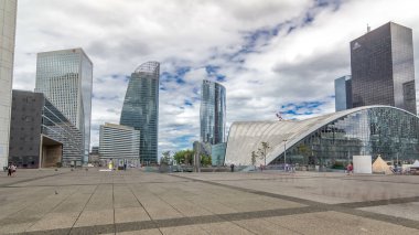 Paris 'te yüksek binalar ve kongre merkezleri olan yüksek hızlı modern iş ve finans bölgelerinin savunma zaman çizelgeleri. Meydandan bak. Bulutlu gökyüzü ve modern kulelerde yansımalar