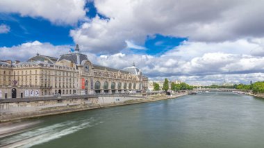 Orsay Müzesi, Seine nehrinin sol kıyısında Paris 'te bir müzedir. Kraliyet Köprüsü 'nden görüntü. Orsay Müzesi en büyük empresyonist resim koleksiyonuna sahip. Paris, Fransa