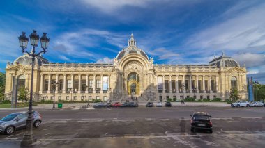 Dış görünüş, Paris 'teki Petit Palais Müzesi' nin zaman atlaması hiperhızlandırmasını da içeriyor. Grand Palais 'in manzarası ve yolda trafik var. Yazın mavi bulutlu gökyüzü