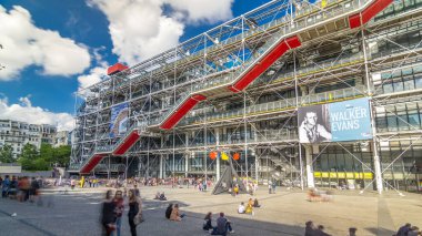 Georges Pompidou Merkezi 'nin ön cephesinde Paris, Fransa' da giriş zamanlarında aşırı hızlanma kuyruğunda. Georges Pompidou Merkezi modern sanatın en ünlü müzelerinden biridir.