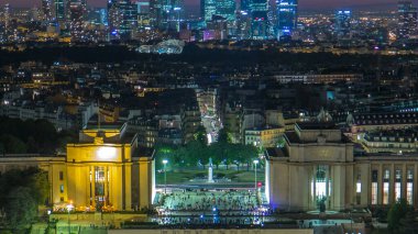 Paris Şehri ve Seine Nehri 'nin, Eyfel Kulesi gözlem güvertesinin tepesinde çekildiği Hava Gecesi zaman çizelgesi. Akşam aydınlatması. İş dünyasının modern gökdelenleri