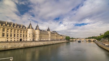 Conciergerie Kalesi zaman aşımına uğradı. Eski kraliyet sarayı ve hapishane. Köprüden Değişikliğe hava görüntüsü. Palais de Justice olarak bilinen daha büyük bir tesisin parçası. Paris, Fransa.