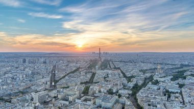 Gün batımında Paris Panoraması. Paris, Fransa 'daki Montparnasse binasının gözlem güvertesinden Eyfel kulesi manzarası. Yaz gününde renkli gökyüzü