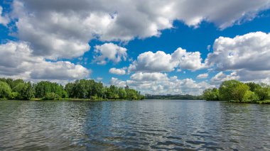 Geçmiş Zhivopisny Köprüsü ve diğer ünlü yerler timelapse hyperlapse, Rusya Moskova Nehri üzerinde tekne yüzer. Güneşli yaz günü bulutlu gökyüzü ile Motorlu tekne görüntülemek