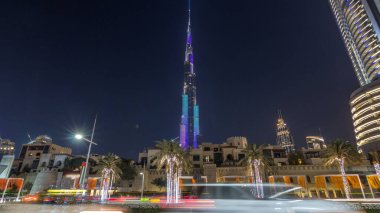 Modern gökdelenlere ve Dubai, Dubai 'deki yoğun yol zaman atlamalarına bakın, şehir merkezi, Birleşik Arap Emirlikleri. Aydınlatılmış avuçlar