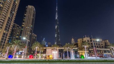 Modern gökdelenler ve meşgul akşam yol timelapse hyperlapse lüks içinde Dubai city, Dubai, Birleşik Arap Emirlikleri görüntüleyin. Işıklı avuç içi