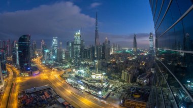 Dubai Şehir Merkezi 'nden gece gündüz geçiş zamanı. Büyük fütüristik şehir üzerinde hava manzarası. Dubai 'nin gökdelenleri, Birleşik Arap Emirlikleri. Çatıdan sabah silueti