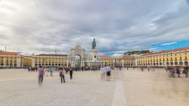 Triumphal arch Rua Augusta ve Kral Jose bronz heykeli ben Commerce Square Lizbon, Portekiz. Bulutlu gökyüzü. Sonra büyük 1775 Lizbon deprem Deprem kare tamamen yenilenmiş yapıldı.