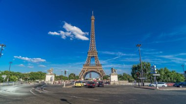 Paris 'teki Siene nehri üzerindeki köprüde trafik sıkışıklığı olan Eyfel Kulesi. Zaman atlaması, Fransa. Yazın mavi bulutlu gökyüzü Yeşil ağaçlar ve kavşakta trafik