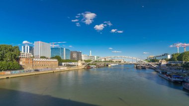 Paris 'teki Austerlitz viyadüklü panoramik zaman atlaması, Seine nehrinden geçen metro treniyle köprüden görülen, tek güverteli, çelik kemerli, demiryolu köprüsü.