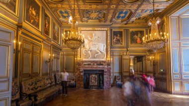 Fransa 'nın Fontainebleau şehrinde Fransız kralların ve imparator Napoleon' un vatanı olan Chateau de Fontainebleau zamanının mimari detayları. Kemerli oda