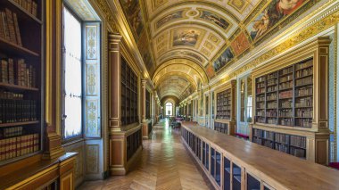 Fransa 'nın Fontainebleau şehrinde Fransız kralların ve imparator Napoleon' un vatanı olan Chateau de Fontainebleau zamanının büyük kütüphanesinin iç ve mimari detayları.