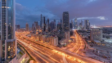 Sheikh Zayed Yolu ve DIFC binalarının Skyline görüntüsü Dubai, BAE 'deki geçiş zamanı. Finansal merkezdeki aydınlık gökdelenler şehir merkezinin yukarısından gökyüzü manzarası