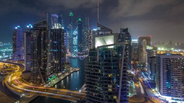 Dubai Marina konutlarının ve deniz kenarındaki gökdelenlerin hava görüntüsü. Yüzen tekneler ve yatlar