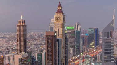 Sheikh Zayed Road ve Difc hava dan gece dubai, Bae gece geçiş timelapse yakınındaki binaların Silueti. Gün batımından sonra finans merkezi ve şehir merkezinde modern kuleler ve gökdelenler