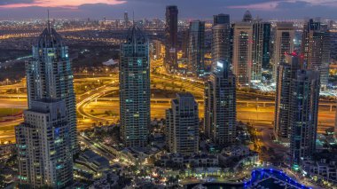 Dubai Marina, Birleşik Arap Emirlikleri 'nde gökdelenleri ve Jumeirah göl kulelerini aydınlatmıştır. Kavşağı olan bir yolda trafik