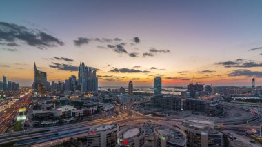 Dubai Media City modern binalar ile gece geçiş timelapse, Birleşik Arap Emirlikleri gündüz hava. Dubai marina gökdelenler kavşakta trafik ile bir arka plan üzerinde