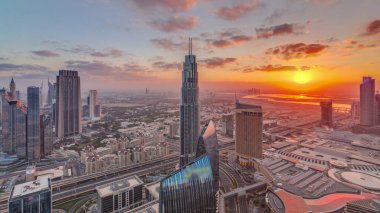 Sis, Dubai, Birleşik Arap Emirlikleri ile Dubai şehir gökdelenler sabah timelapse Amazing gündoğumu havadan görünümü. Modern kuleler ve şantiye