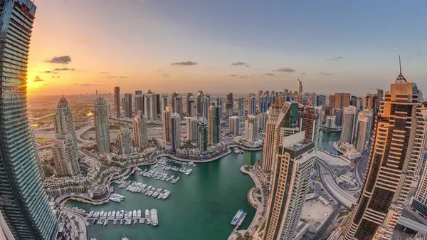Dubai Marina gökdelenleri ve Jumeirah göl kuleleri üzerinde gün doğumu Birleşik Arap Emirlikleri 'nin en tepedeki sabah saatlerinden panoramik manzara. Yüzen yatlar ve tekneler